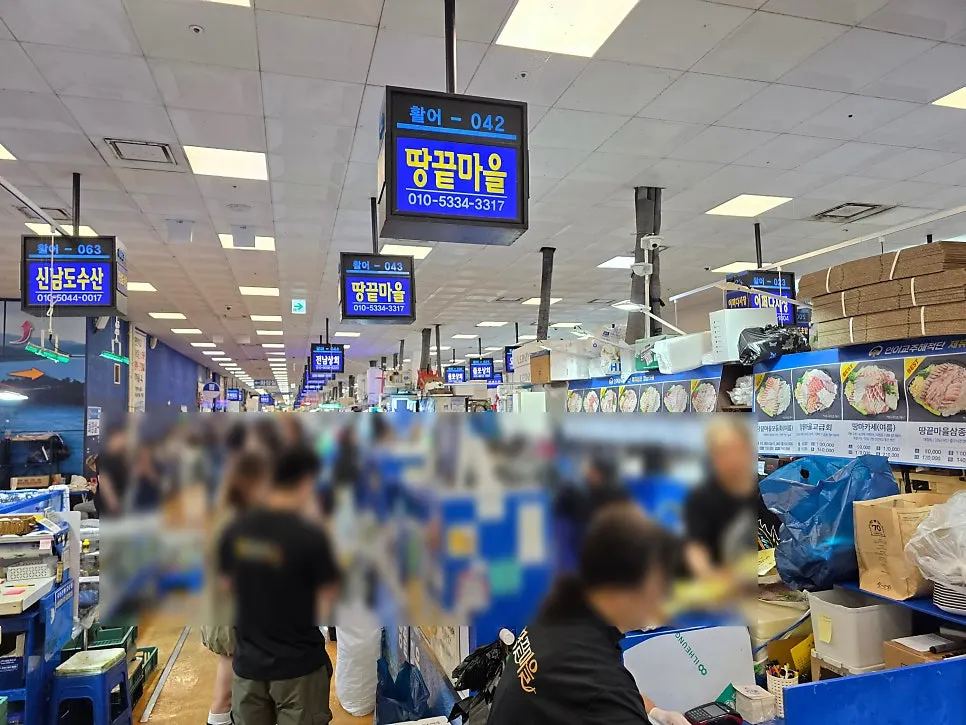 회를 손질하는 땅끝마을 직원들