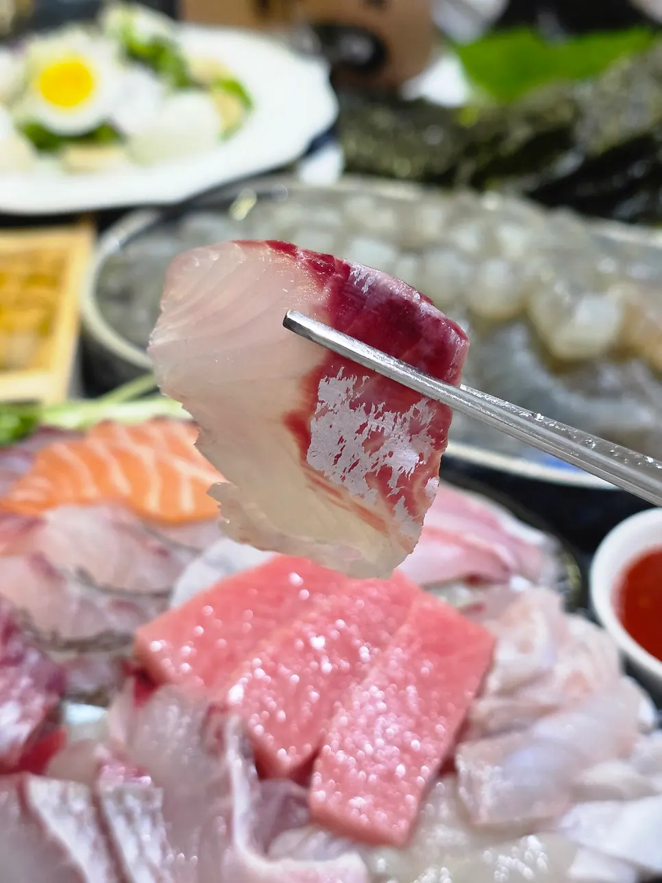 연어와 냉동 참다랑어 회