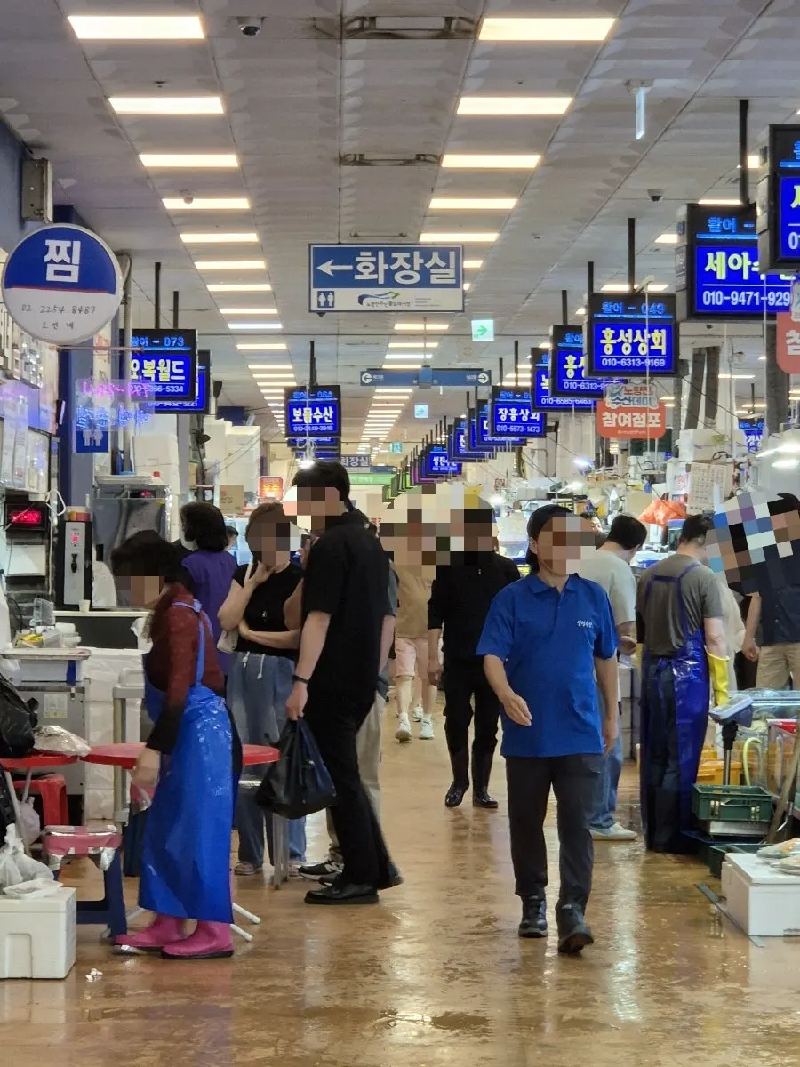 노량진수산시장 내부 해산물 판매 통로