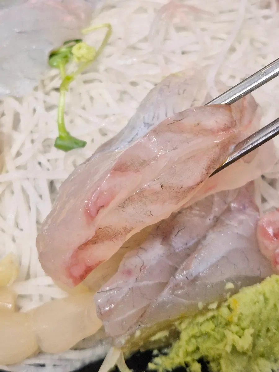 두툼하게 썰린 광어회 한 점
