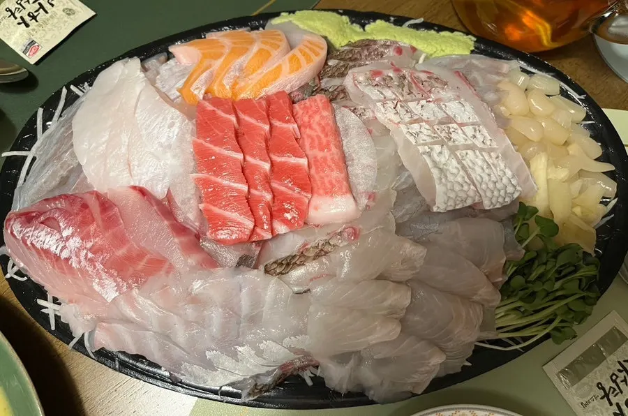Full plate of the medium premium sashimi set
