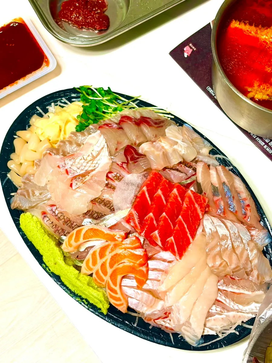 Sashimi premium mediano de Ttangkkeut Maeul servido en casa
