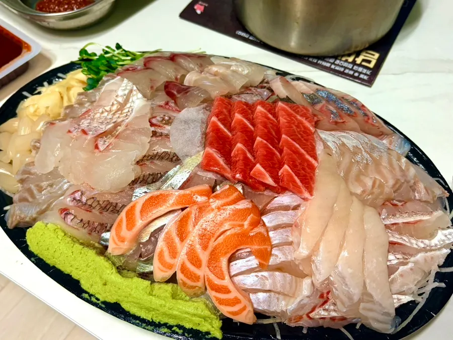 Sashimi bien empacado con las salsas incluidas