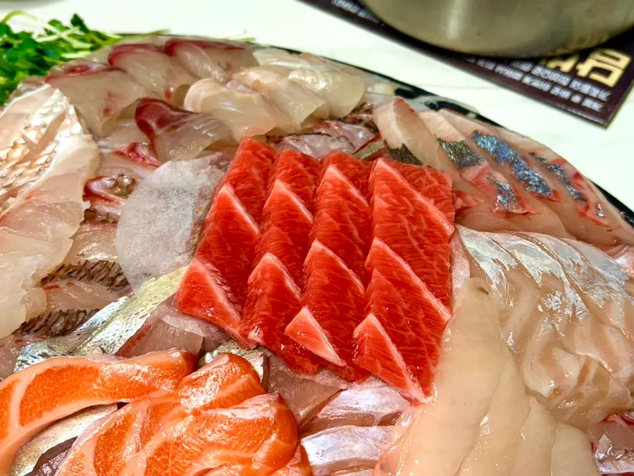 Sashimi de atún rojo congelado, róbalo y fletán