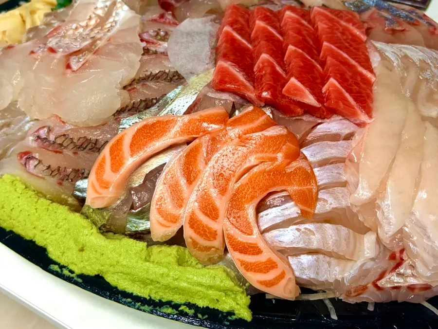 Sashimi de salmón incluido en el plato premium mediano