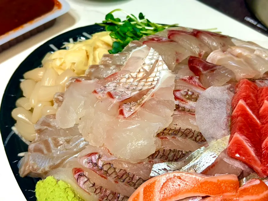 Sashimi de pescado blanco, probablemente besugo negro y pargo rojo