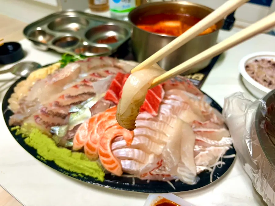 Un trozo de sashimi de pescado blanco de carne firme