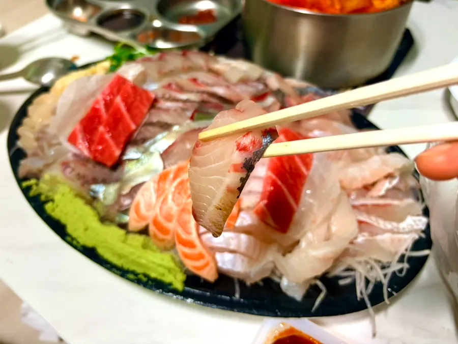 Sashimi con textura suave y ligeramente elástica