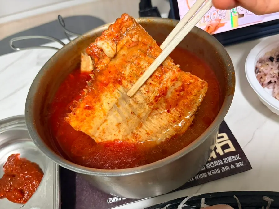 Maeuntang hervido en casa con el sashimi para llevar de Noryangjin