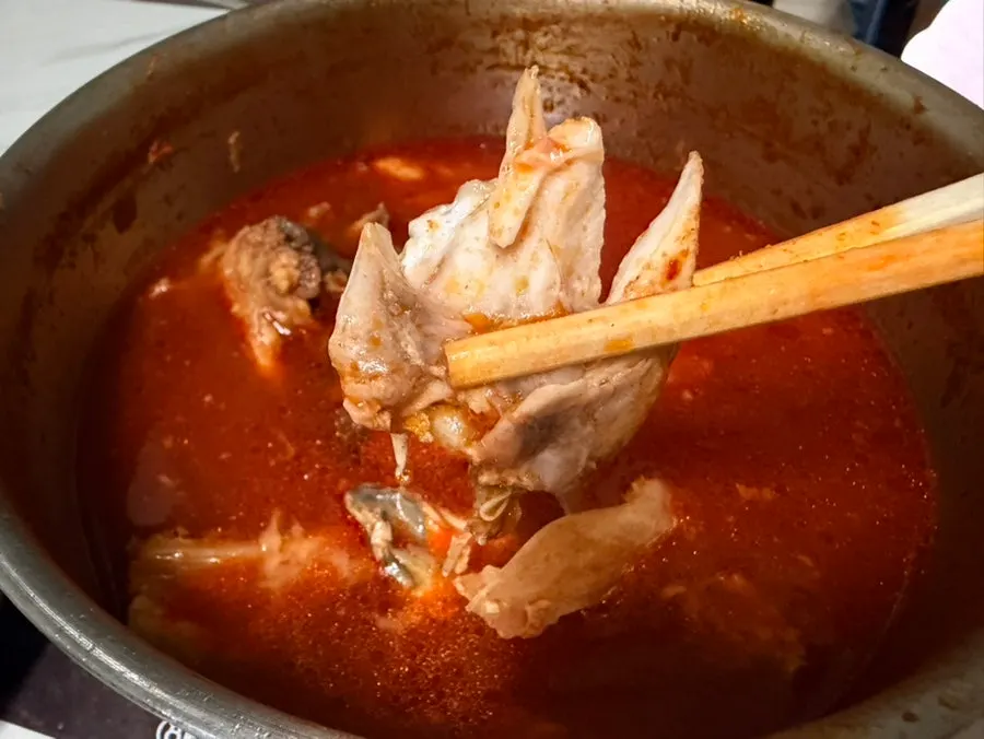 Espinas de pescado con bastante carne pegada en el maeuntang