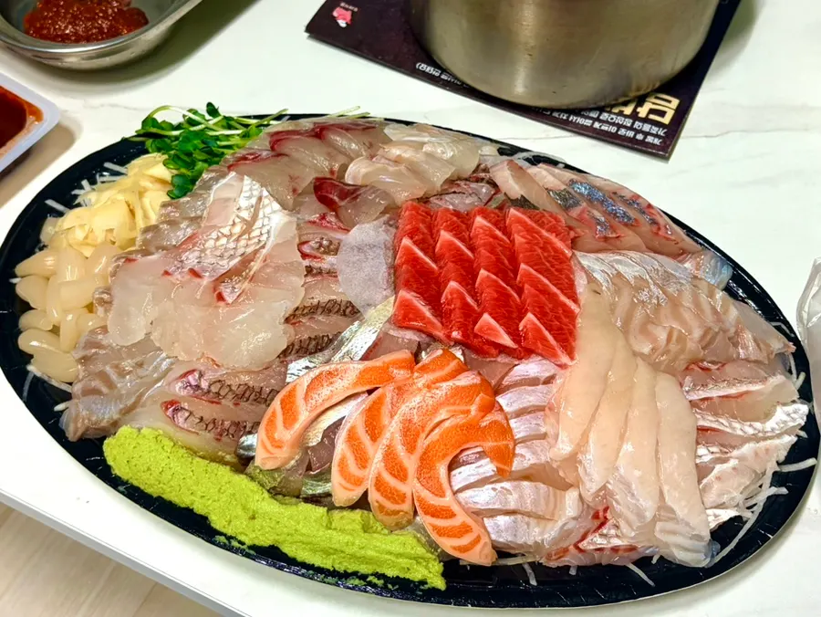 Mesa servida con sashimi premium mediano y maeuntang