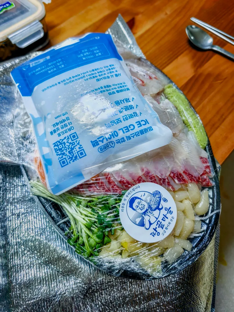 Ttangkkeut Maeul sashimi packed inside an insulated bag