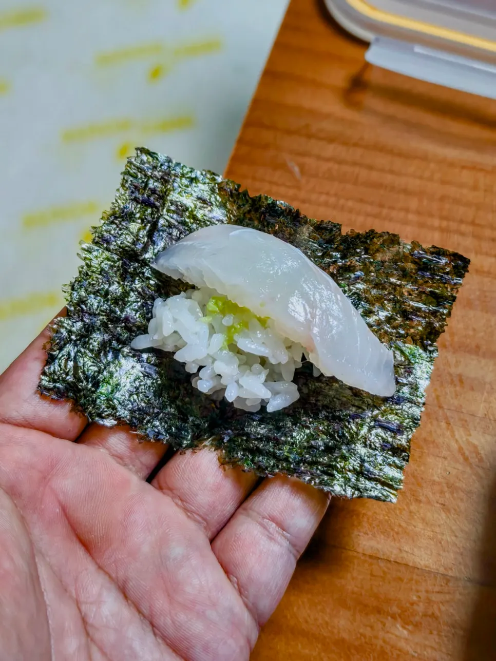 Live-fish sashimi wrapped with rice and seaweed using the sushi vinegar