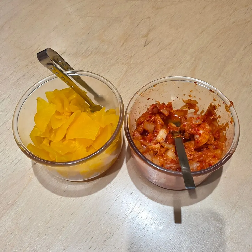 규동집 테이블에 차려진 주문 음식