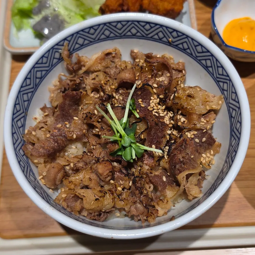 따뜻한 우동이 함께 나온 규동 한 상