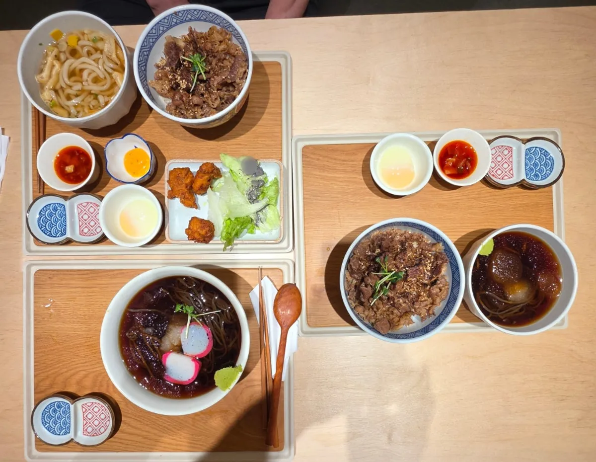 규동과 냉모밀, 우동이 놓인 테이블