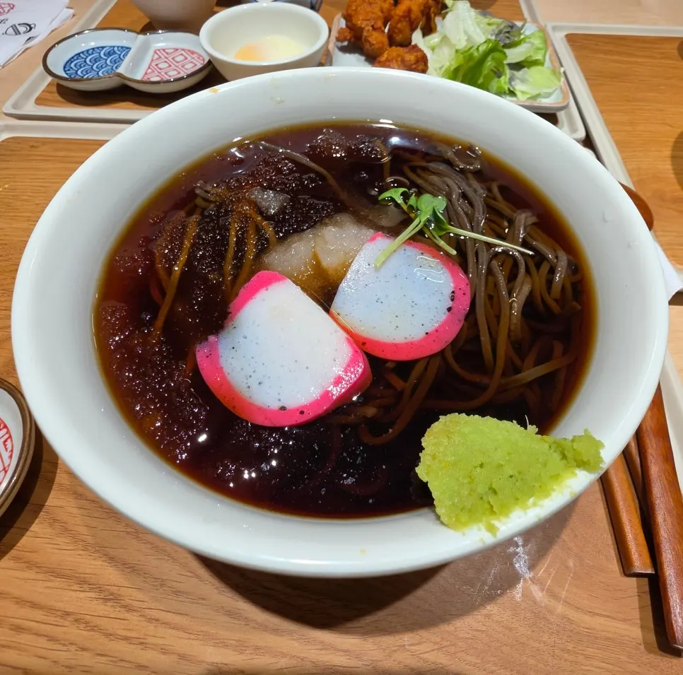 종지에 담긴 빨간 카라이 소스