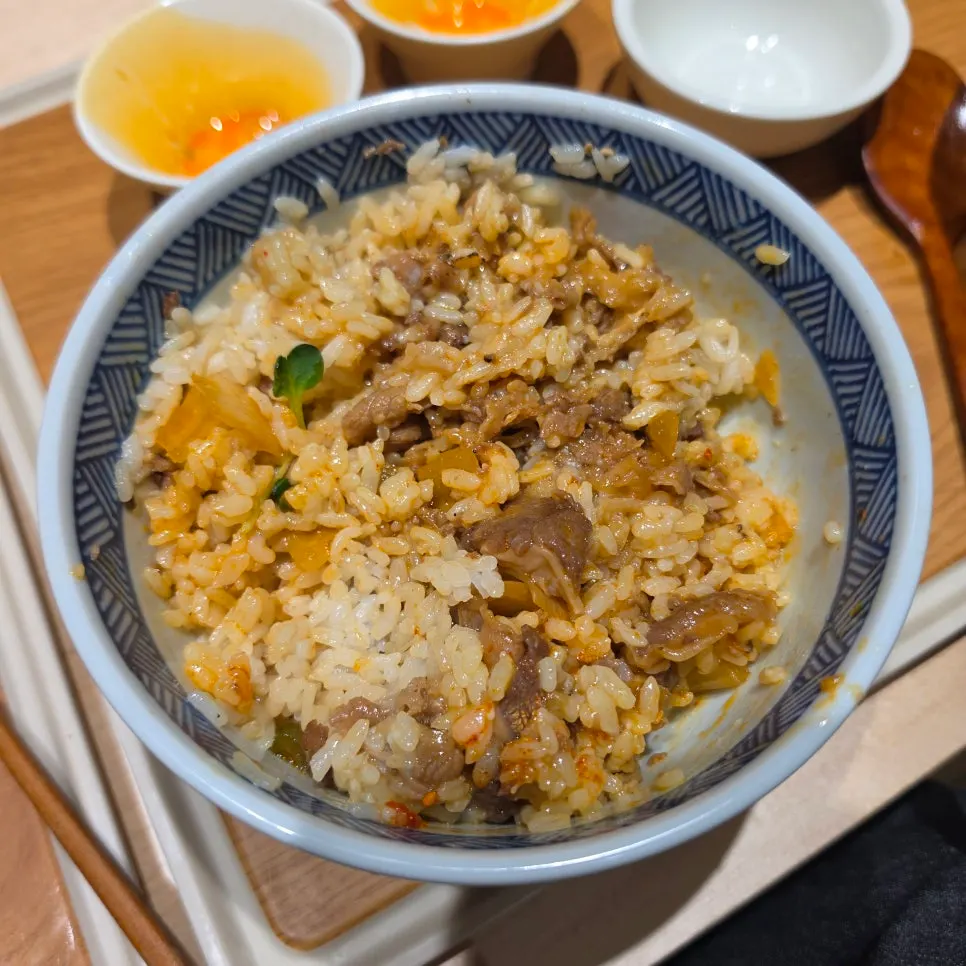 카라이 소스를 넣어 비빈 규동