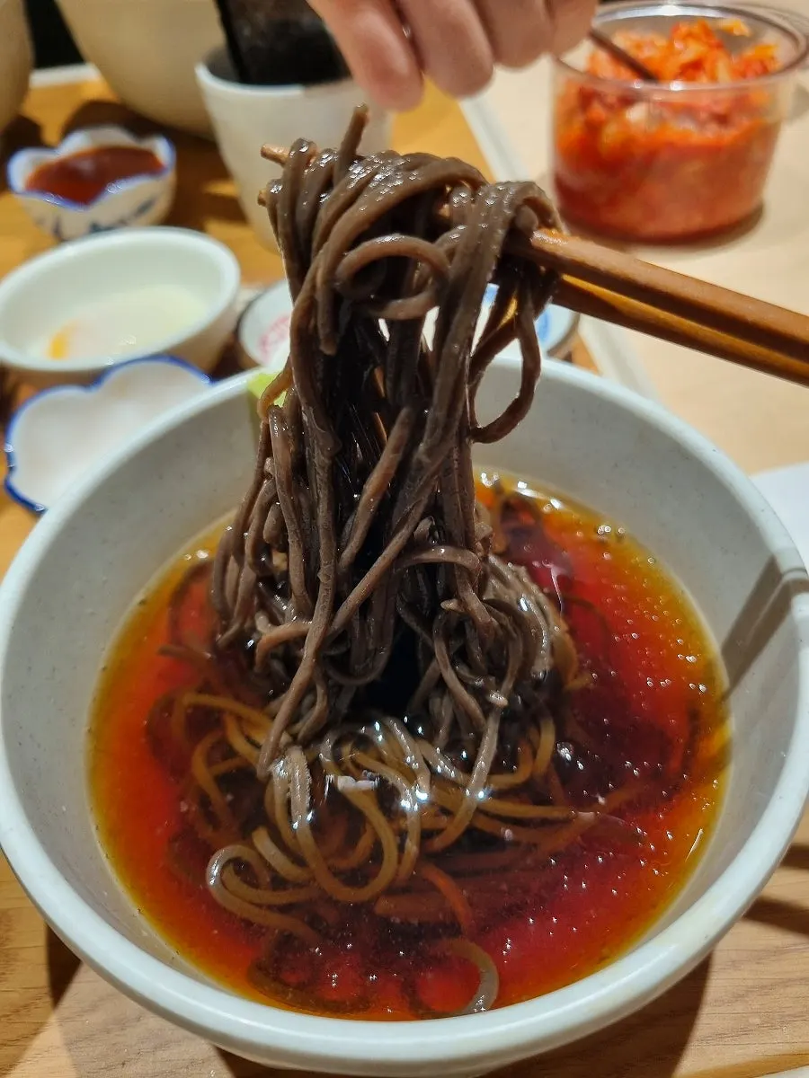 Yukhoe-don served with fresh vegetables