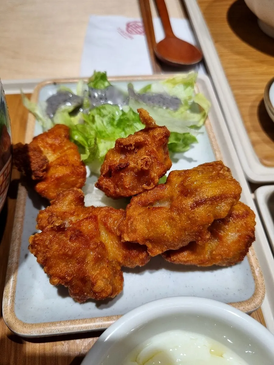 Spicy sauce and soup broth served with the gyudon