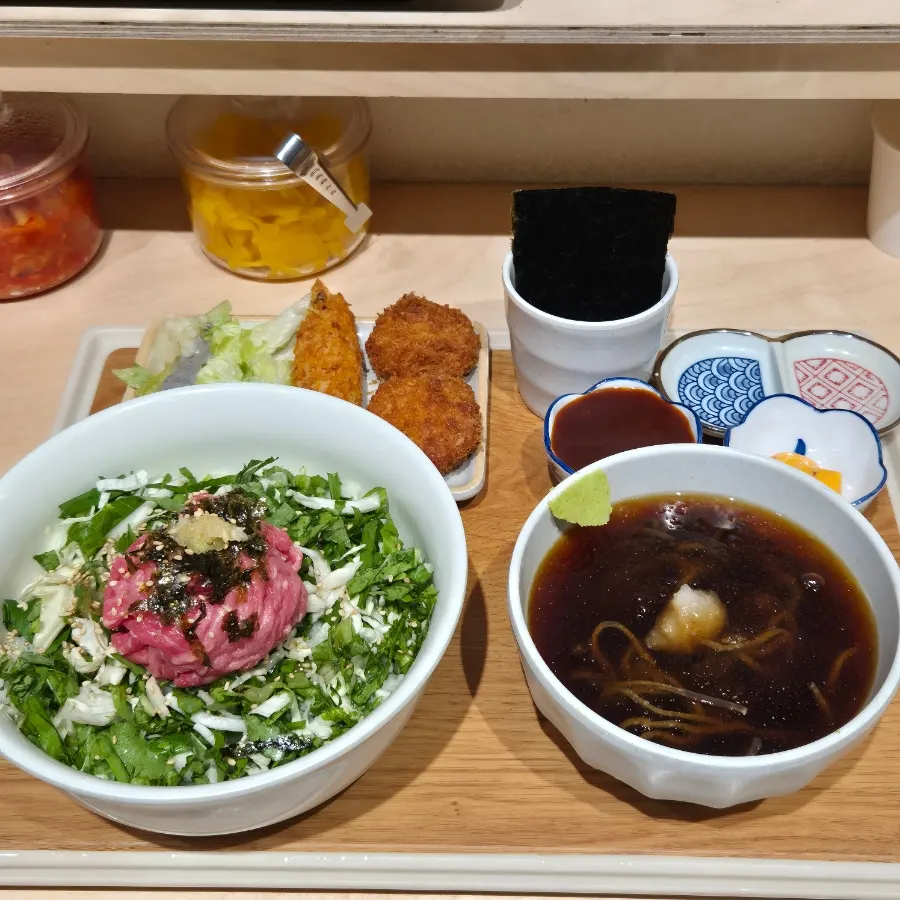 육회덮밥 세트 한 상 차림