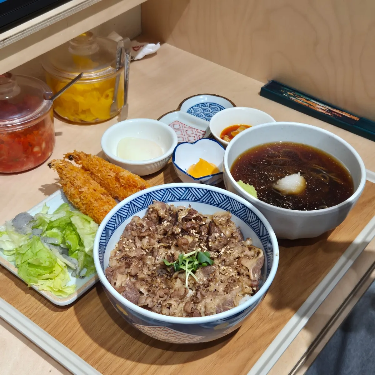 규동집 육회덮밥 세트와 곁들임 구성