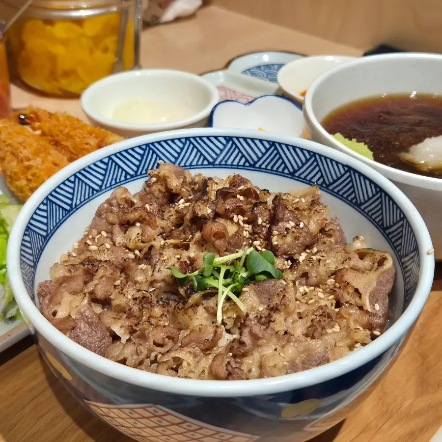 소고기와 대파, 초생강이 올라간 규동 한상
