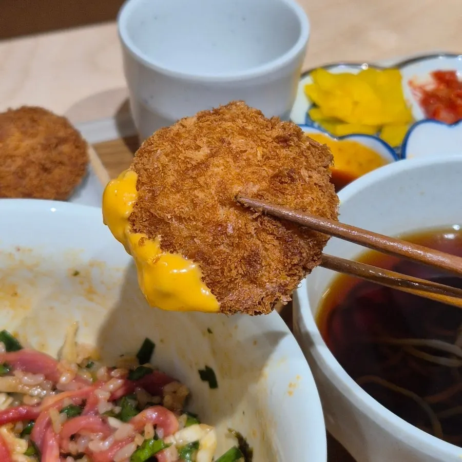 치즈가 흘러나오는 고구마치즈고로케