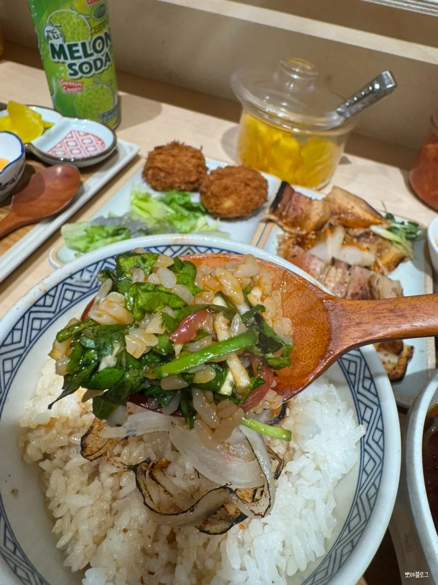 Vertical close-up of yukhoe-don