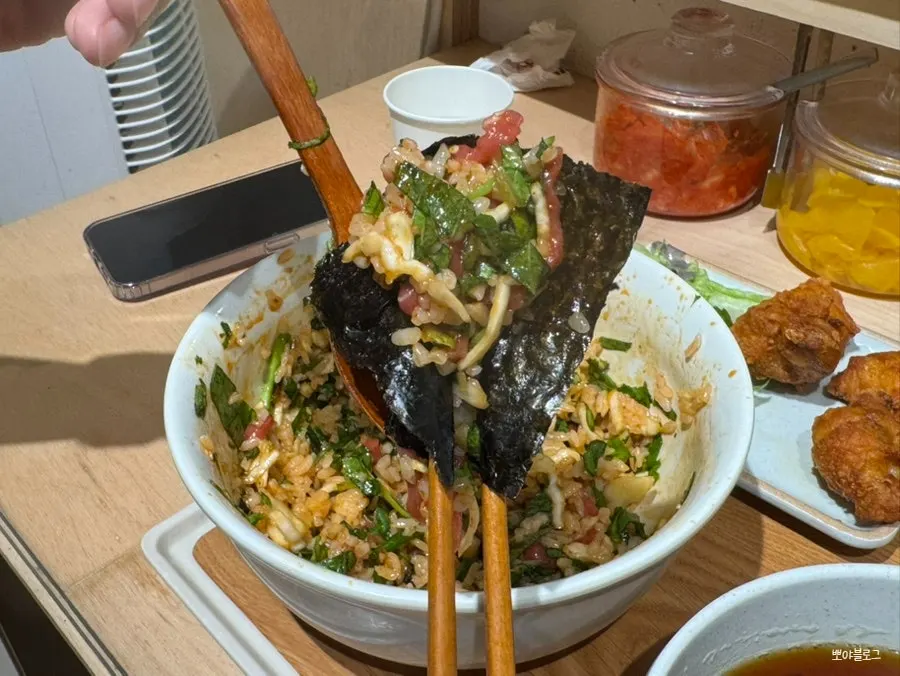 A spoonful of yukhoe and rice together