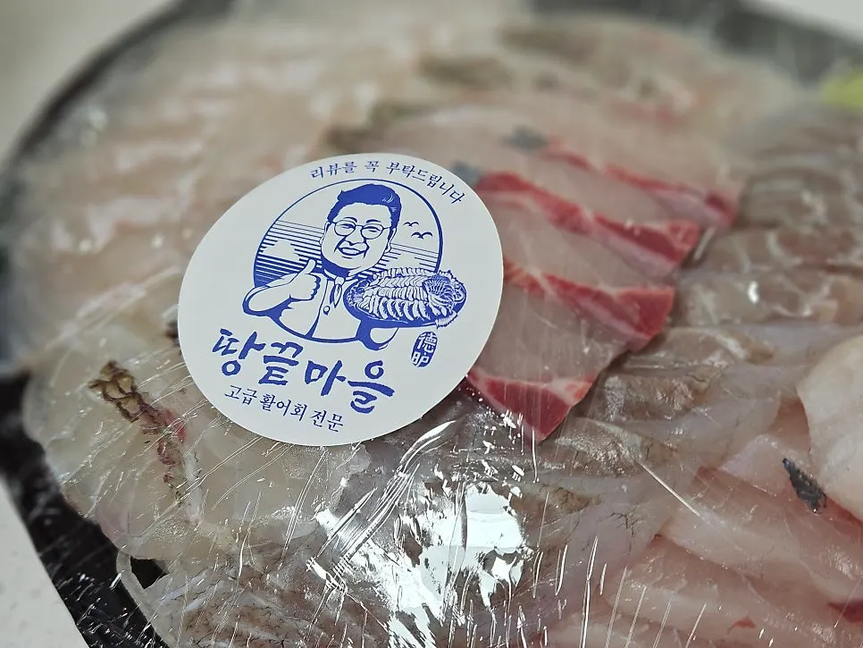 여러 생선회가 섞인 모듬회 구성
