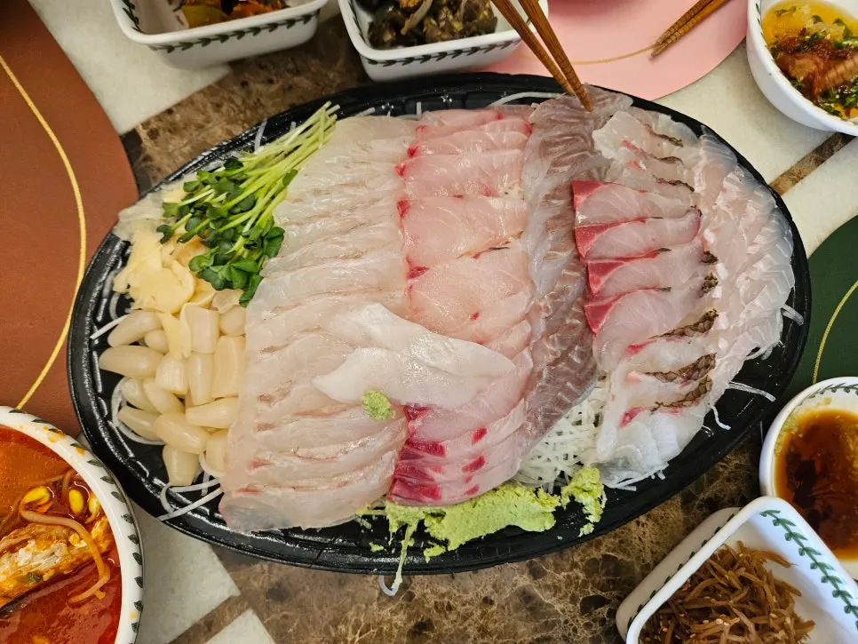광어 숭어 도미가 섞인 회 접시