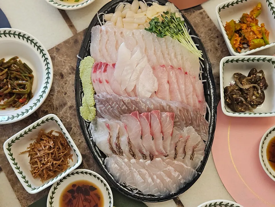 거의 비워낸 전갱이모듬회 접시