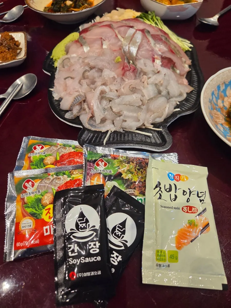 집에 도착해 펼친 회 포장
