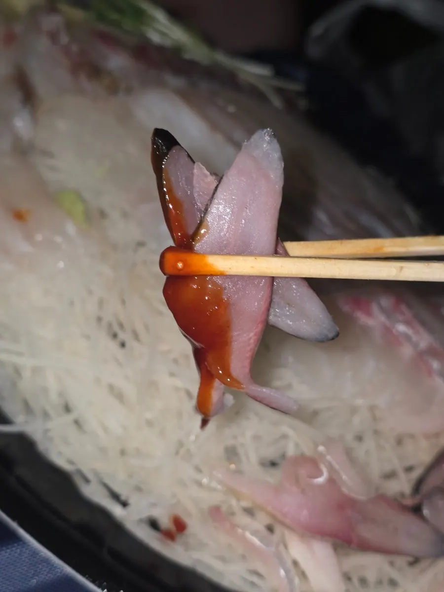 젓가락으로 집어 올린 회