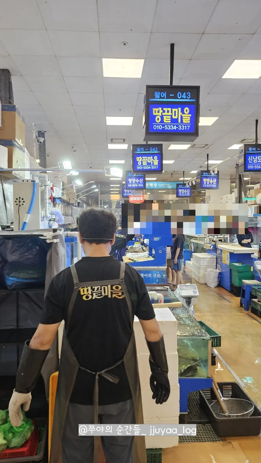 일요일 저녁 노량진 수산시장 회센터 내부 인파