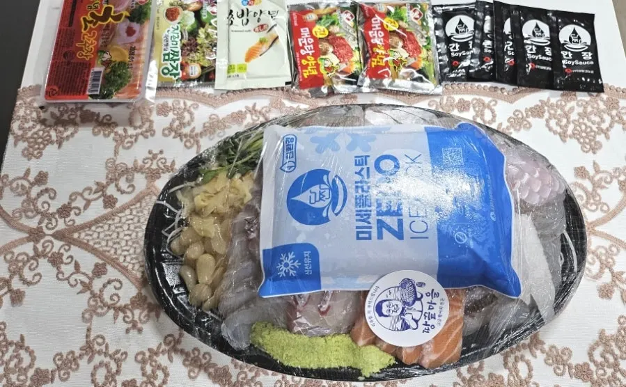아이스팩과 함께 포장된 땅끝마을 회 봉투