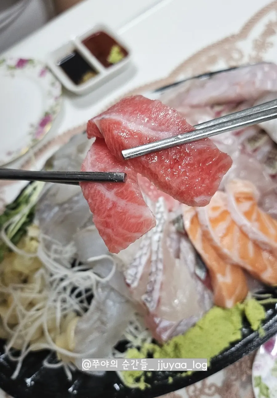 참치 오도로와 연어 뱃살 회 한 접시