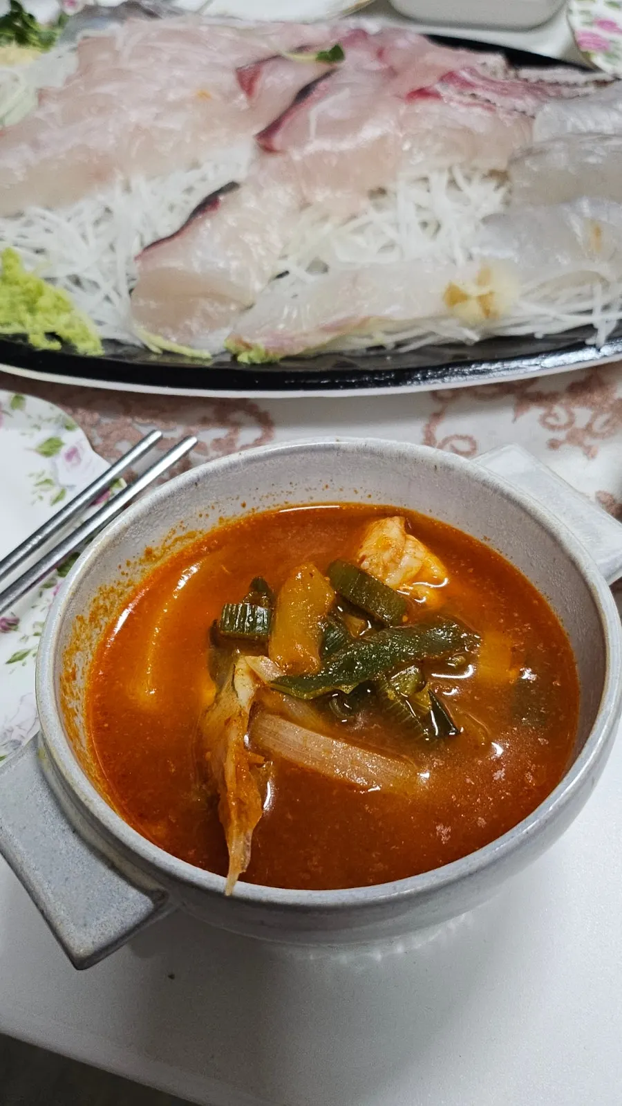 매운탕과 회로 차린 마무리 상차림