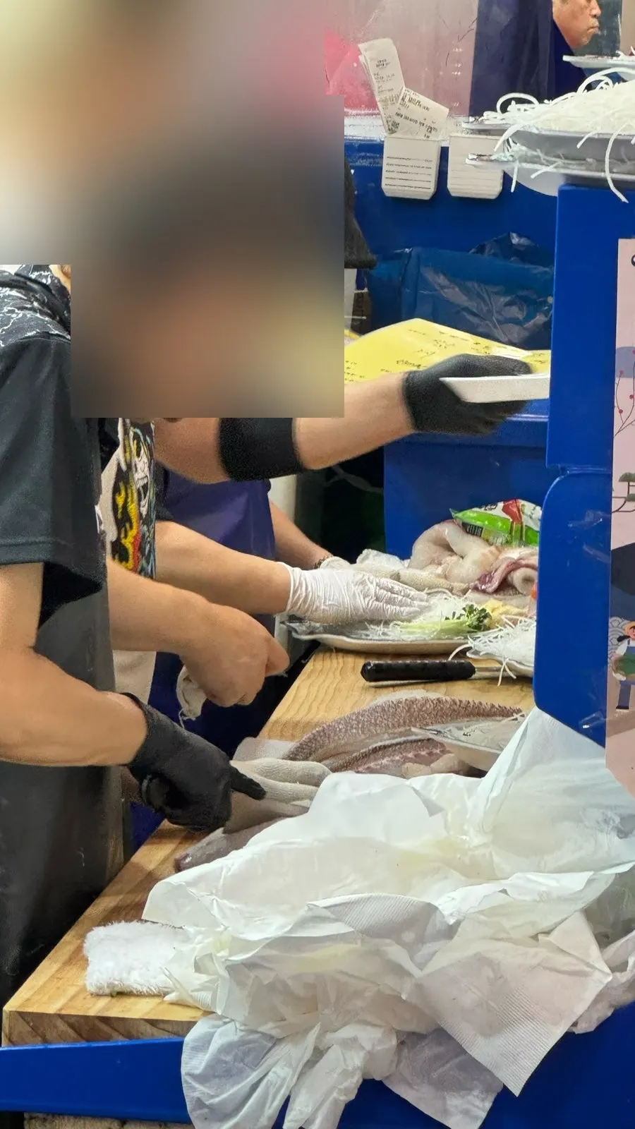 회를 손질하는 땅끝마을 작업대
