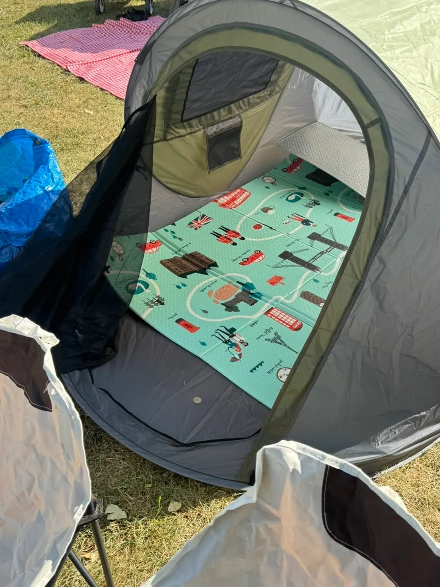 한강공원 잔디밭에 텐트 치는 모습