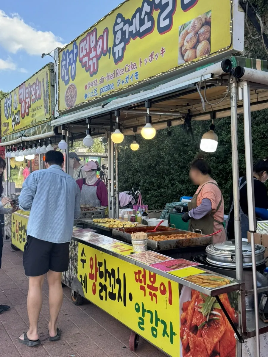 사람으로 가득 찬 여의도 한강공원 풍경
