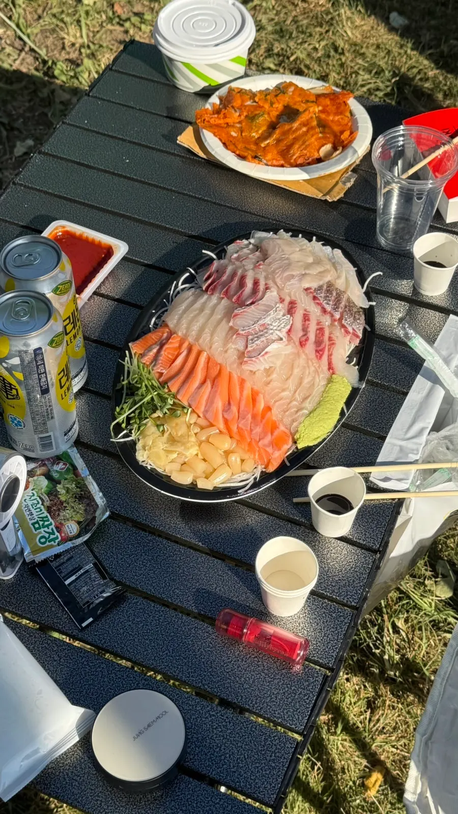 햇빛 쨍쨍한 낮의 한강 회크닉 상차림