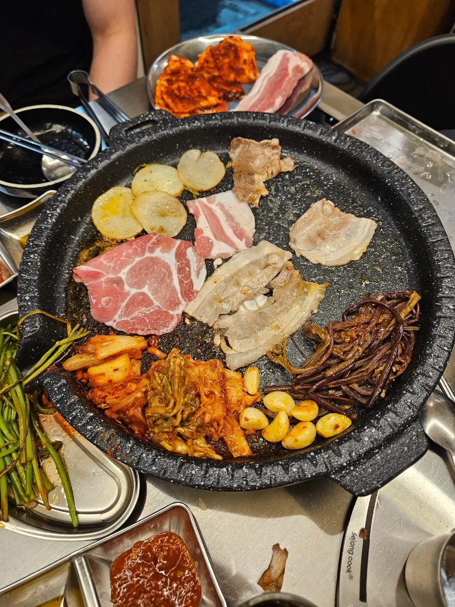 돌판 위에서 익어가는 고기와 채소