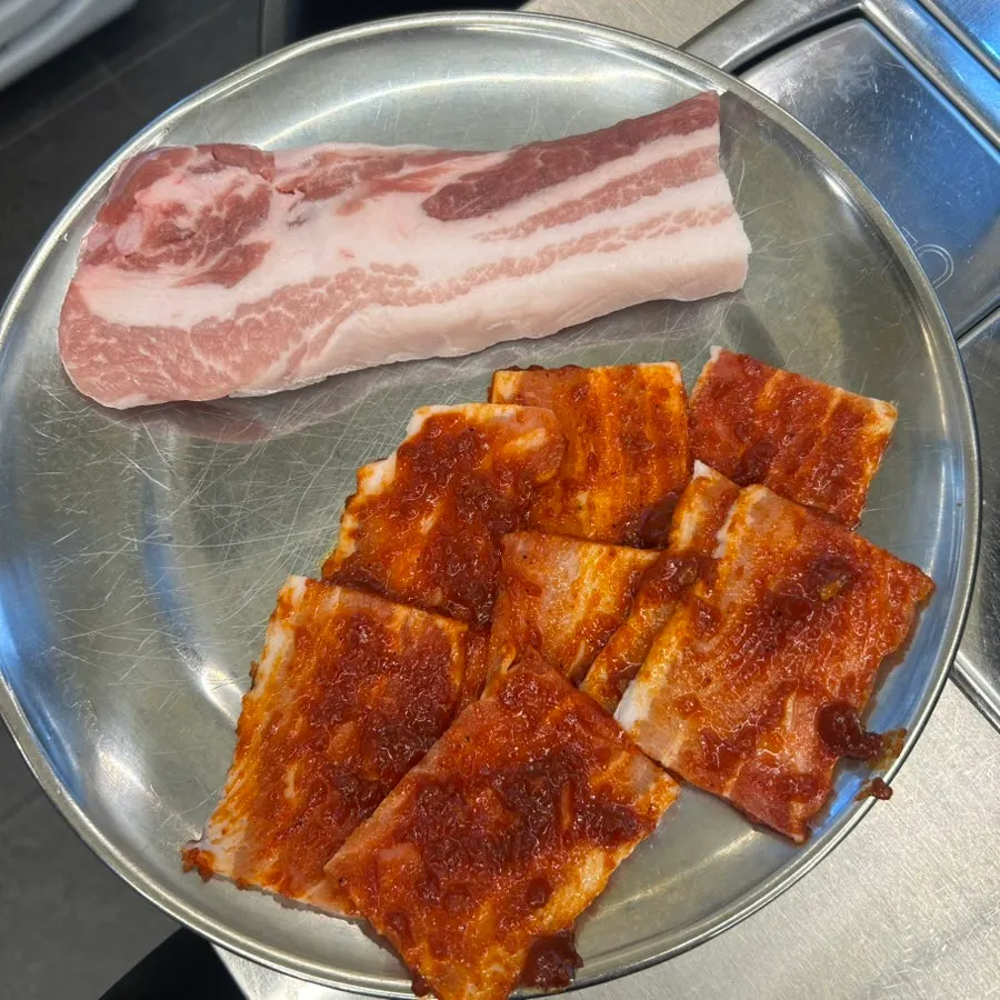 삼겹살과 고추장삼겹살이 함께 놓인 고기 접시