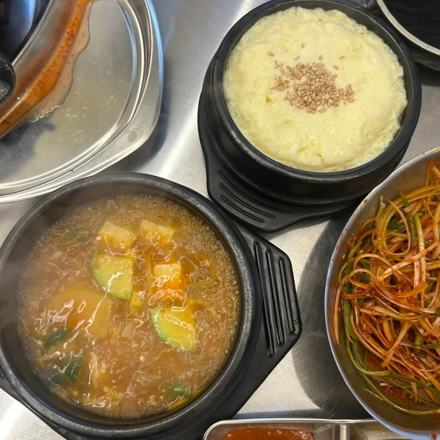 된장찌개와 계란찜이 포함된 세트 구성