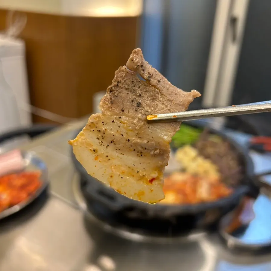 후추 뿌린 얇은 냉동삼겹살 구이