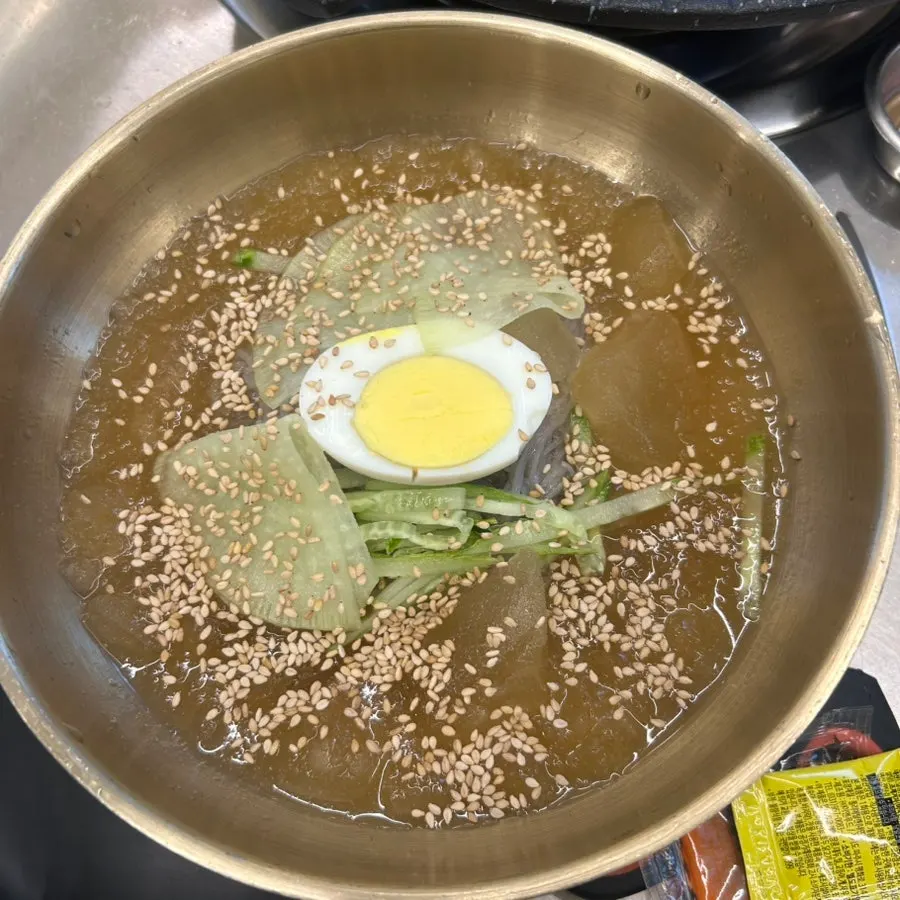 오이와 쌈무가 올라간 냉삼한옥 물냉면