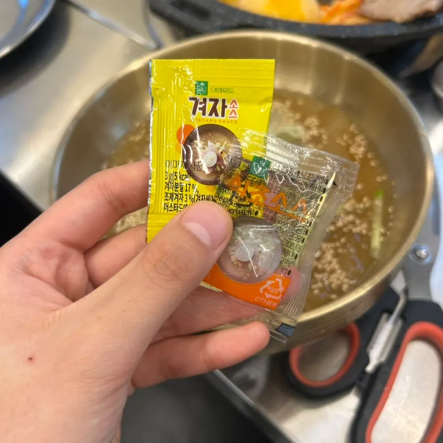 물냉면과 함께 나온 겨자와 식초
