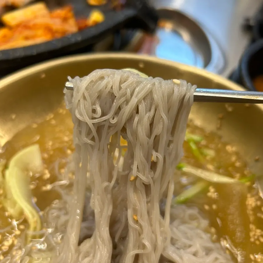 잘라서 덜어 먹는 시원한 물냉면
